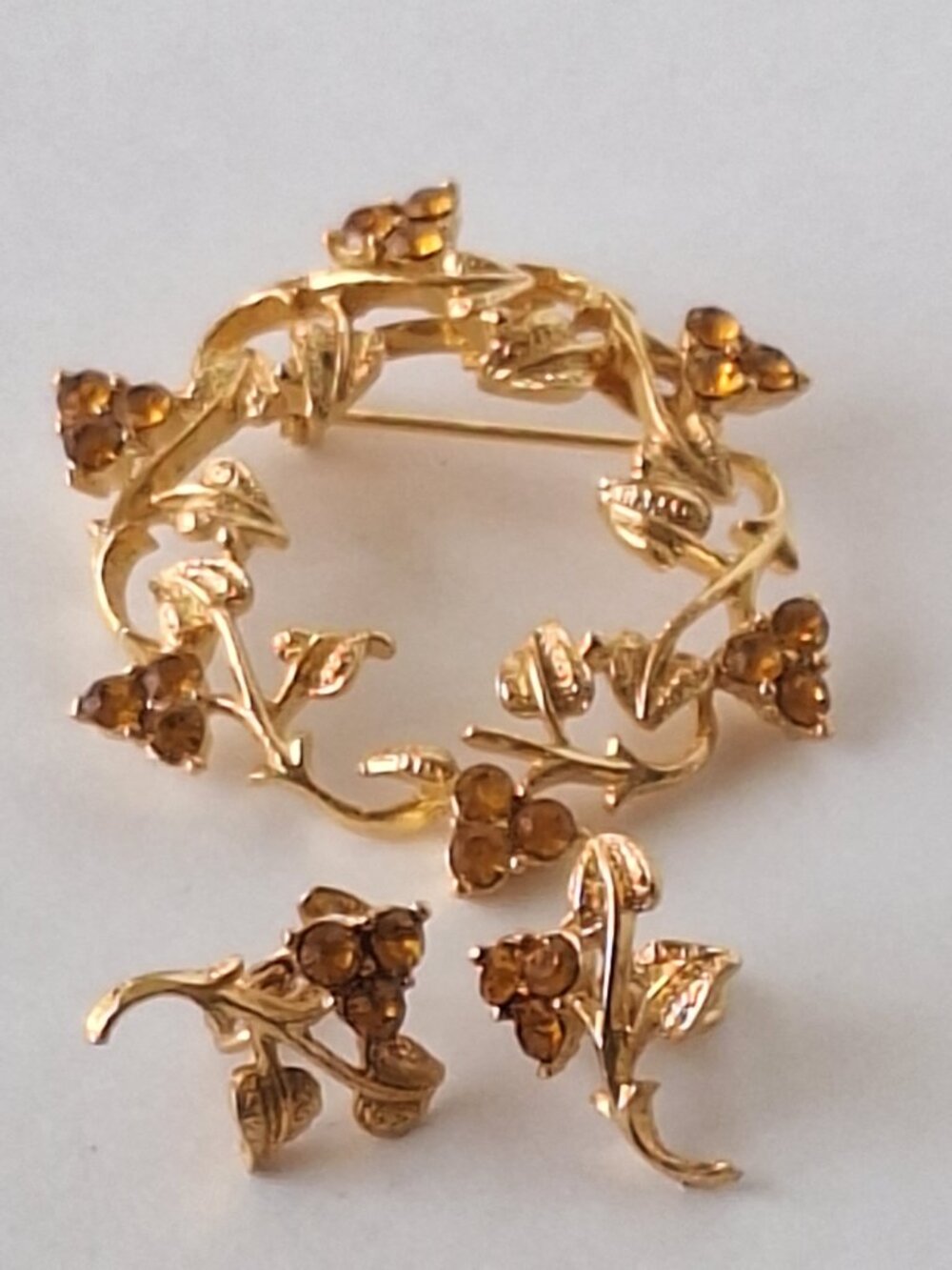 Vintage Gold Tone Topaz Amber Rhinestone Grape Vine Wreath Brooch & Earrings Set